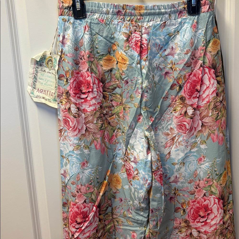 NWT Rose print pants with velvet strip - Picture 4 of 6